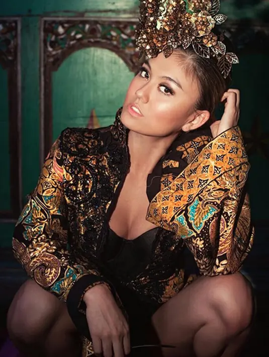 Pelantun lagu itu meski tinggal di Amerika Serikat, tak melupakan budaya Indonesia. Tanpil dengan kebaya tanpa lengan, sedangkan bawahannya mengenakan celana panjang warna hitam. Jubah panjang menyapu lantai. (Instagram/agnezmo)
