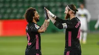 Bek Real Madrid, Marcelo dan Sergio Ramos, merayakan gol ke gawang Elche pada laga Liga Spanyol di Stadion Manuel Martinez Valero, Rabu (30/12/2020). Kedua tim bermain imbang 1-1. (AP/Jose Breton)