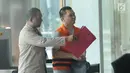 Anggota Komisi XI DPR RI FPG Aditya Anugrah Moha (kanan) memasuki Gedung KPK, Jakarta, Selasa (10/10). Aditya menjalani pemeriksaan perdana, pasca ditahan KPK sebagai tersangka kasus dugaan suap kepada Ketua PT Manado. (Liputan6.com/Helmi Fithriansyah)