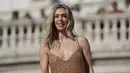 Untuk riasan wajah, ia menggunakan smokey eye yang lembut dengan warna-warna yang bersahaja dan sentuhan lipstik coklat. (AP Photo/Alessandra Tarantino)
