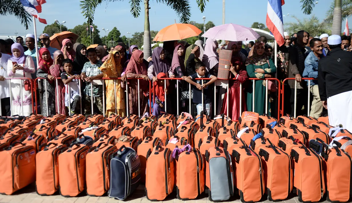 Sejumlah orang mengatarkan keluarga mereka bertolak ke Tanah Suci Mekah di Bandara Provinsi Narathiwat, Thailand, Kamis (4/7/2019). Jutaan umat muslim dari penjuru dunia akan bertolak menuju Mekah untuk melangsungkan ibadah haji. (Madaree TOHLALA/AFP)