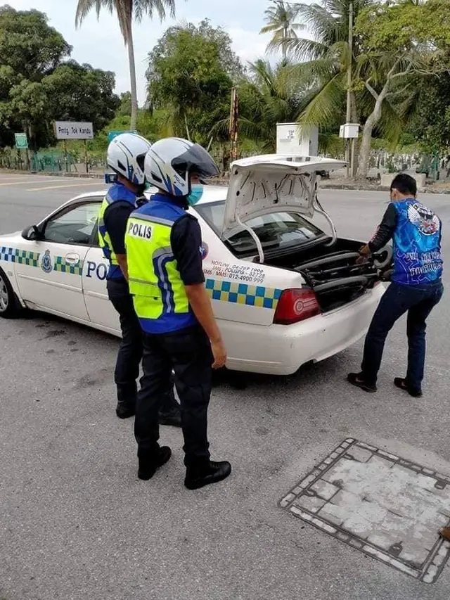 Aksi Polisi Antar Pulang Pria Berkursi Roda Dipinggir Jalan Ini Bikin Haru