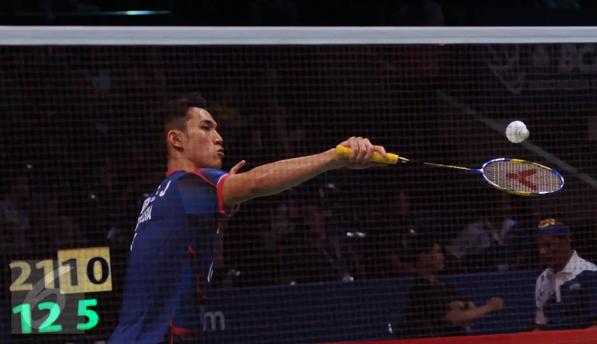 Pebulutangkis tunggal putera Indonesia, Jonatan Christie mengembalikan bola ke arah pemain Taiwan, Hsu Jen Hao di babak penyisihan BCA Indonesia Open 2016, Istora Senayan Jakarta, Rabu (1/6). Jonatan unggul 21-12, 21-19. (Liputan6.com/Helmi Fithriansyah)
