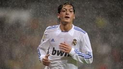 Mesut Ozil merupakan pemain incaran Barcelona pada 2010 silam saat bermain di Werder Bremen. Bahkan, Blaugrana telah mencapai kesepakatan dengan harga 7 juta pounds. Namun, petinggi Bremen memutuskan untuk tidak melepasnya dan akhirnya berlabuh ke Real Madrid. (AFP/Dominique Faget)