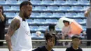 <p>Pemain sepak bola Paris Saint-Germain (PSG) Neymar bermain sepak bola dengan anak-anak saat melakukan pelatihan di Tokyo, Jepang, 18 Juli 2022. PSG berada di Jepang untuk tur pra-musim mereka dan akan memainkan tiga pertandingan persahabatan melawan tim Liga Jepang. (AP Photo/Eugene Hoshiko)</p>