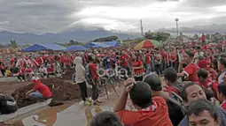 Suporter Timnas Indonesia menonton live report Televisi sambil menunggu masuk Stadion Pakansari, Bogor, (03/12/2016). (Bola.com/Peksi Cahyo)