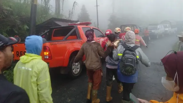mengerahkan Taruna Siaga Bencana (Tagana) untuk membantu Badan Nasional Penanggulangan Bencana (BNPB) dalam proses penanganan korban longsor di Pekalongan.