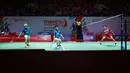 Bertanding di lapangan 2, pasangan Marcus Fernaldi Gideon/Kevin Sanjaya Sukamuljo dan Kang Min-hyuk/Seo Seung-jae memulai laga game pertama dengan ketat. The Minions mampu menutup interval game pertama dengan 11-9. (Bola.com/M Iqbal Ichsan)