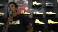Pemain Timnas Indonesia, Irfan Bachdim, memberi keterangan saat menghadiri Launching toko Fisik Football di AEON Mall, Jakarta, Sabtu (30/9/2017). Fisik Football menjual berbagai macam perlengkapan sepak bola. (Bola.com/M Iqbal Ichsan)