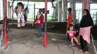 Sejumlah anak-anak bermain di taman Interaktif Flyover Klender, Jakarta, Rabu (10/2). (Liputan6.com/Yoppy Renato)