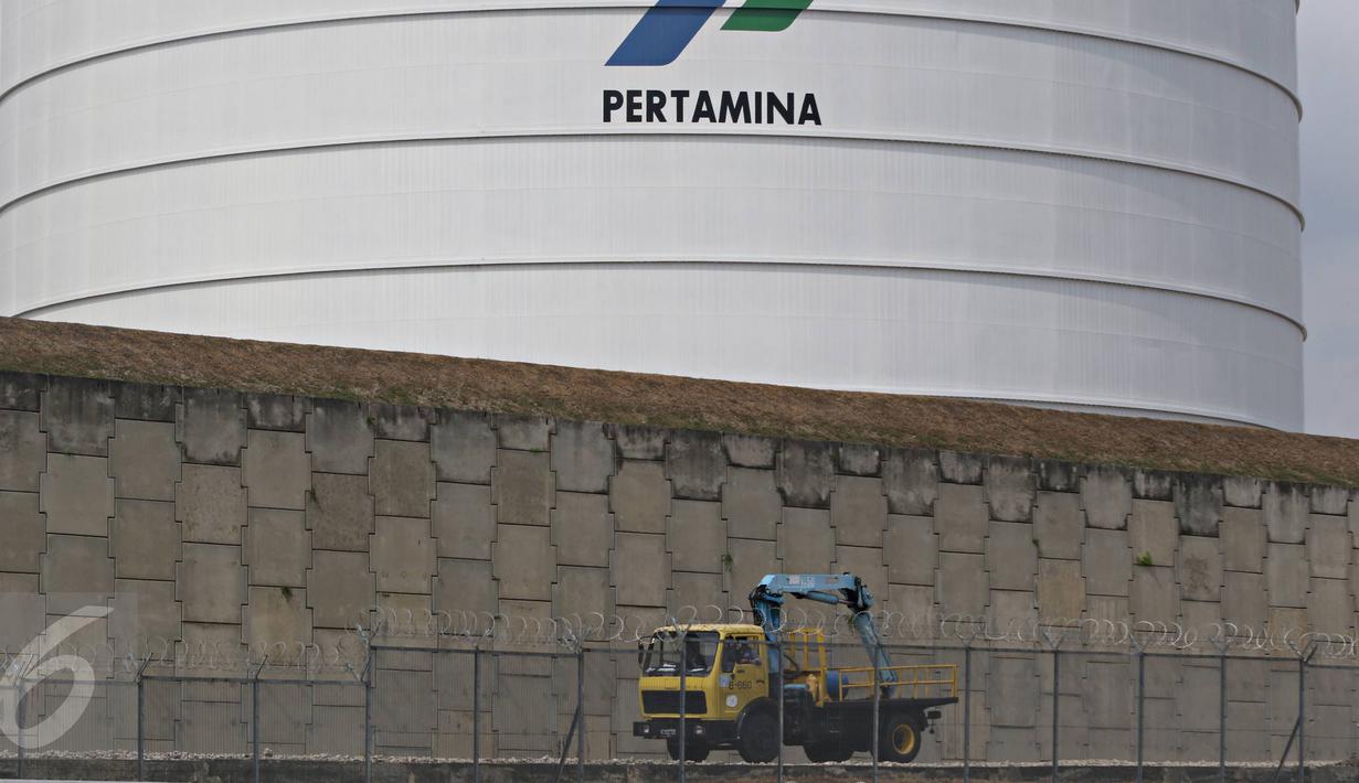 Aktivitas pengisian LNG dari Plant 26 di area kilang LNG Badak, Kaltim, Rabu (28/10). Pertagas terus melakukan terobosan dalam bisnis LNG dengan menggarap potensi pasar ritel LNG untuk industri tambang dan komersial. (Liputan6.com/Immanuel Antonius)