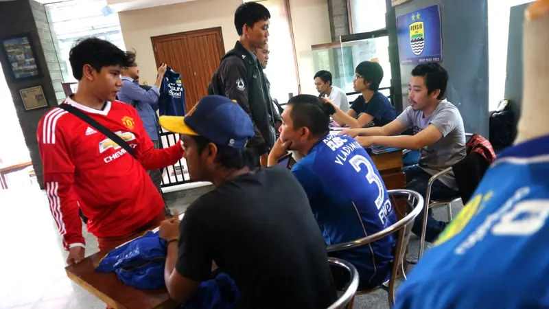 Suasana penjualan jersey Persib Bandung