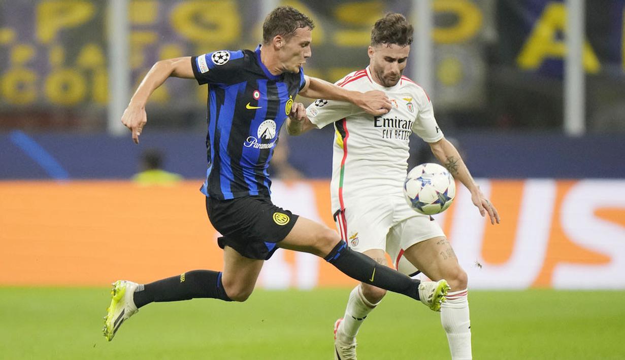 Pemain Inter Milan, Benjamin Pavard, berebut bola dengan pemain Benfica, Rafa Silva, pada laga Liga Champions di Stadion Giuseppe Meazza, Rabu (4/10/2023). (AP Photo/Luca Bruno)