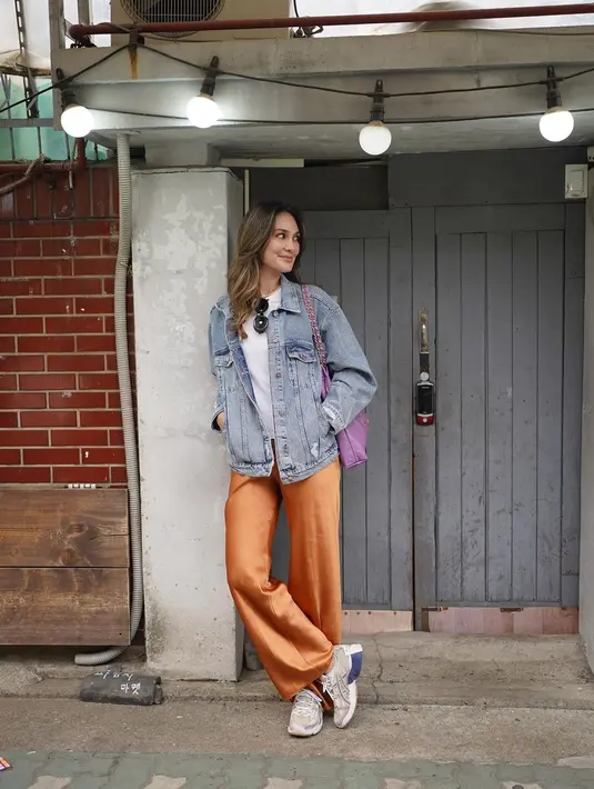 Kala berlibur ke Seoul, Korea Selatan Luna Maya memilih untuk tampil lebih kasual dalam balutan white t-shirt yang dipadukan dengan oversized denim jacket. Untuk bawahannya, ia memilih mengenakan celana high waist warna turmeric yang membuatnya terlihat lebih playful. (Instagram/lunamaya).