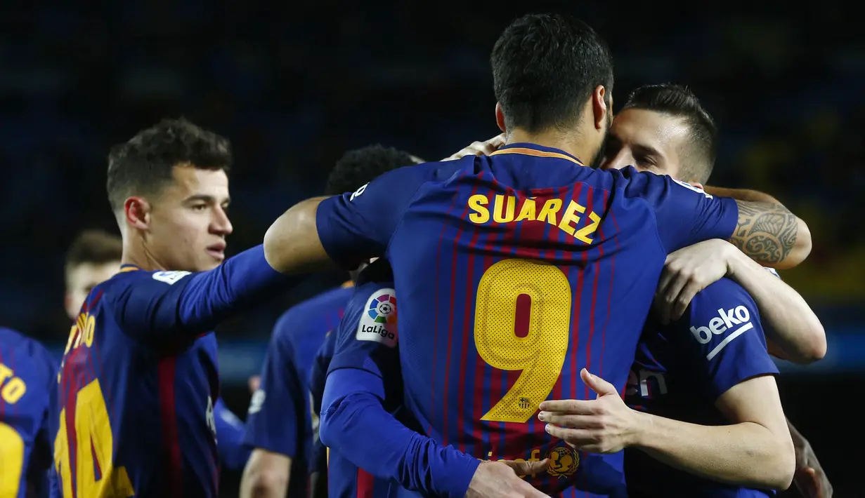 Para pemain Barcelona merayakan gol yang dicetak oleh Luis Suarez ke gawang Valencia pada laga leg pertama semifinal Copa Del Rey di Stadion Camp Nou, Jumat (2/2/2018). Barcelona menang 1-0 atas Valencia. (AP/Manu Fernandez)