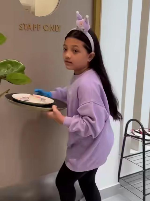 Arsy Hermansyah kerja jadi pramusaji