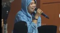 Wanita Nasrani ini mengikuti pengajian Gus Iqdam beberapa kali. (YouTube Kevin ST Pusat)