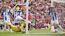 Manchester United mampu memperkecil kekalahan lewat gol bunuh diri pemain Brighton and Hove Albion, Alexis Mac Allister, pada laga Liga Inggris di Stadion Old Trafford, Minggu (07/08/2022). (AP/Dave Thompson)