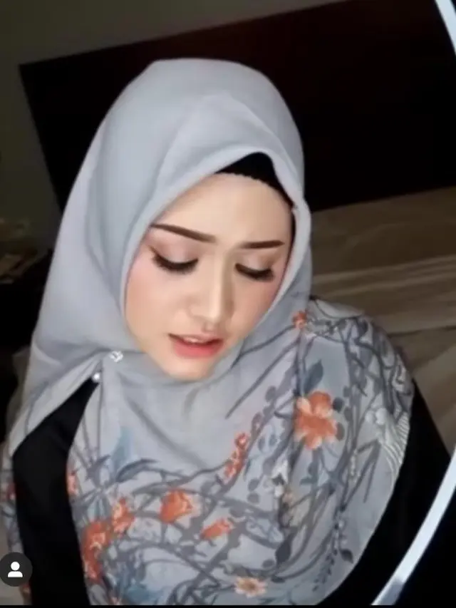 Potret pedangdut Happy Asmara kenakan hijab