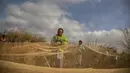Seorang penduduk memperbaiki jaringnya sebelum berpartisipasi dalam mencari ikan sebagai bagian dari perayaan Bhogali Bihu di desa Panbari, sekitar 50 km timur Gauhati, India, Kamis (13/1/2022). "Bhogali Bihu" menandai berakhirnya musim panen di timur laut negara bagian Assam. (AP Photo/Anupam Nath)