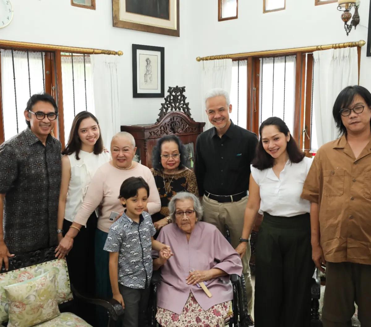 Ganjar Pranowo menyambangi kediaman rumah Meriyati Roeslani, istri mantan Kapolri Jenderal (Purn) Hoegeng Iman Santoso pada, Senin (27/11/2023). Meri yang  didampingi anak dan cucunya terlihat menyambut kedatangan Ganjar dengan hangat.