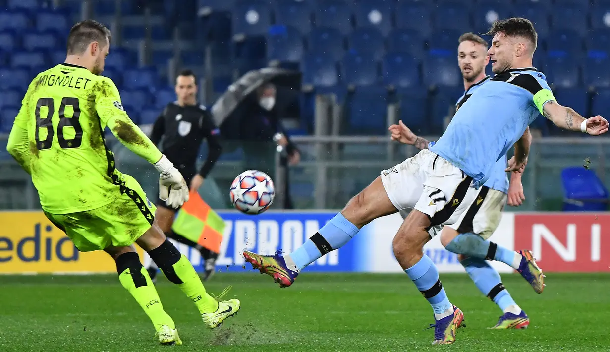 Penyerang Lazio, Ciro Immobile, berusaha mencetak gol ke gawang Club Brugge pada laga Grup F Liga Champions di Olympic Stadium, Rabu (9/12/2020) dini hari WIB. Lazio bermain imbang 2-2 melawan Club Brugge. (AFP/Tiziana Fabi)