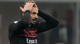 AC Milan mendapatkan peluang emas untuk menyamakan kedududkan pada menit ke-18. Ballo-Toure melepaskan umpan silang ke dalam kotak penalti dan berhasil ditanduk Ibrahimovic. Sayangnya, bola masih melenceng tipis dari sasaran. (AP/Antonio Calanni)