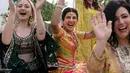 Aktris Bollywood Priyanka Chopra merayakan pernikahan dengan penyanyi AS Nick Jonas bersama teman-temannya di Istana Umaid Bhawan, Jodhpur, India, Sabtu (1/12). (Handout/Raindrop Media/AFP)