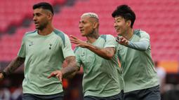 Pemain Tottenham Hotspur, Son Heung-min (kanan), Richarlison (tengah), dan Cristian Romero melakukan latihan menjelang laga final Liga Europa 2024/2025 melawan Manchester United di Stadion San Mames, Bilbao, Spanyol, Selasa (20/05/2025) waktu setempat. (AP Photo/Manu Fernandez)