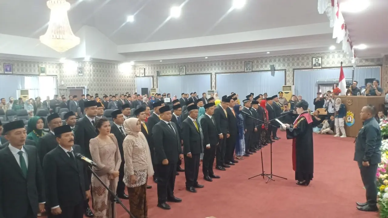 Bambang Sumarno, putra asli Desa Jeruk Giling, Kecamatan Kaliwungu, Kendal resmi dilantik sebagai Anggota Dewan Perwakilan Rakyat Daerah (DPRD) Kabupaten Kendal dari Fraksi Partai Golkar periode 2024-2029 (Istimewa)