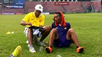 Kas Hartadi (bertopi) resmi jadi pelatih Persik Kediri pada ajang ISC B 2016. (Bola.com/Robby Firly)