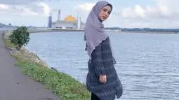 Meski sudah mengenakan hijab, bukan berarti Chacha tidak bisa tampil stylish dengan berbagai model busana. Salah satunya dengan blouse motif warna kalem. Ia juga memadukan dengan celana kulot panjang hitam. Gaya fashion ini cocok untuk kamu yang ingin tampil anggun.(Liputan6.com/IG/@chafrederica)