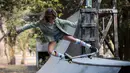 Pemain skateboard cilik, Sky Brown menunjukkan keahliannya di sebuah taman di kota Kijo, prefektur Miyazaki, Jepang (14/1). Sky sudah berlatih skateboard secara serius sejak umur 3 tahun. (AFP/Behrouz Mehri)