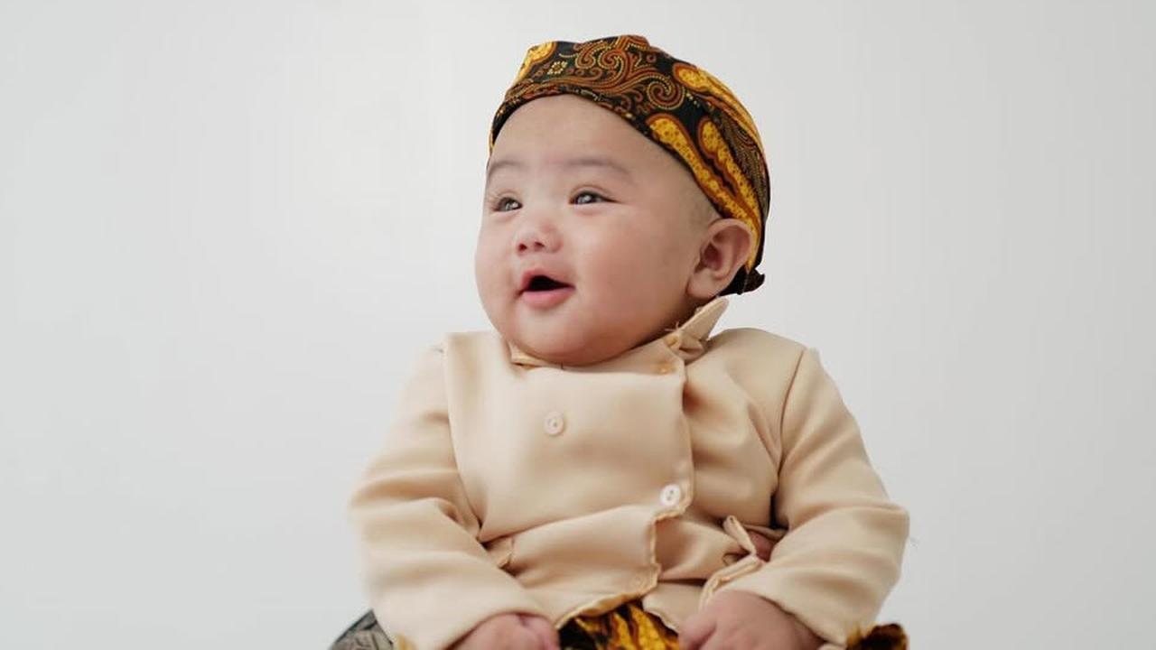 7 Potret Baby Elio Anak Joshua Suherman dan Clairine Clay, Menggemaskan Pakai Blangkon di Acara Wisuda