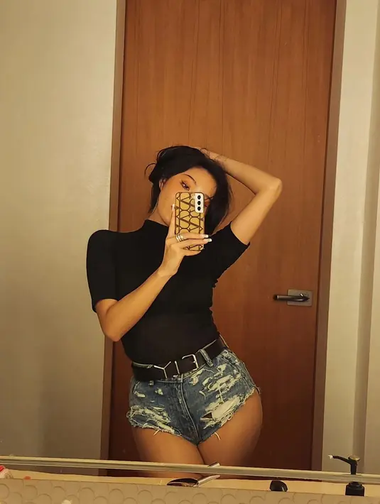 Terlihat kasual, Hwasa MAMAMOO kpadukan turtleneck short sleeve dan super minipants [@_mariahwasa]