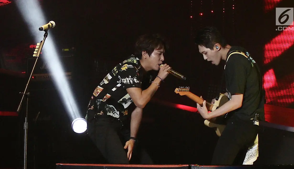 Penampilan vokalis pop rock asal Korea Selatan, CNBLUE Jung Yong Hwa dan gitaris  Lee Jong Hyun saat konser bertajuk Between Us di Indonesia Convention Exhibition (ICE) BSD, Tangerang Selatan, Sabtu (15/7). (Liputan6.com/Herman Zakharia)