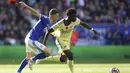 Pemain Leicester City Luke Thomas (kiri) berebut bola dengan pemain Arsenal Bukayo Saka pada pertandingan Liga Inggris di Stadion King Power, Leicester, Inggris, 30 Oktober 2021. Arsenal menang 2-0. (Zac Goodwin/PA via AP)