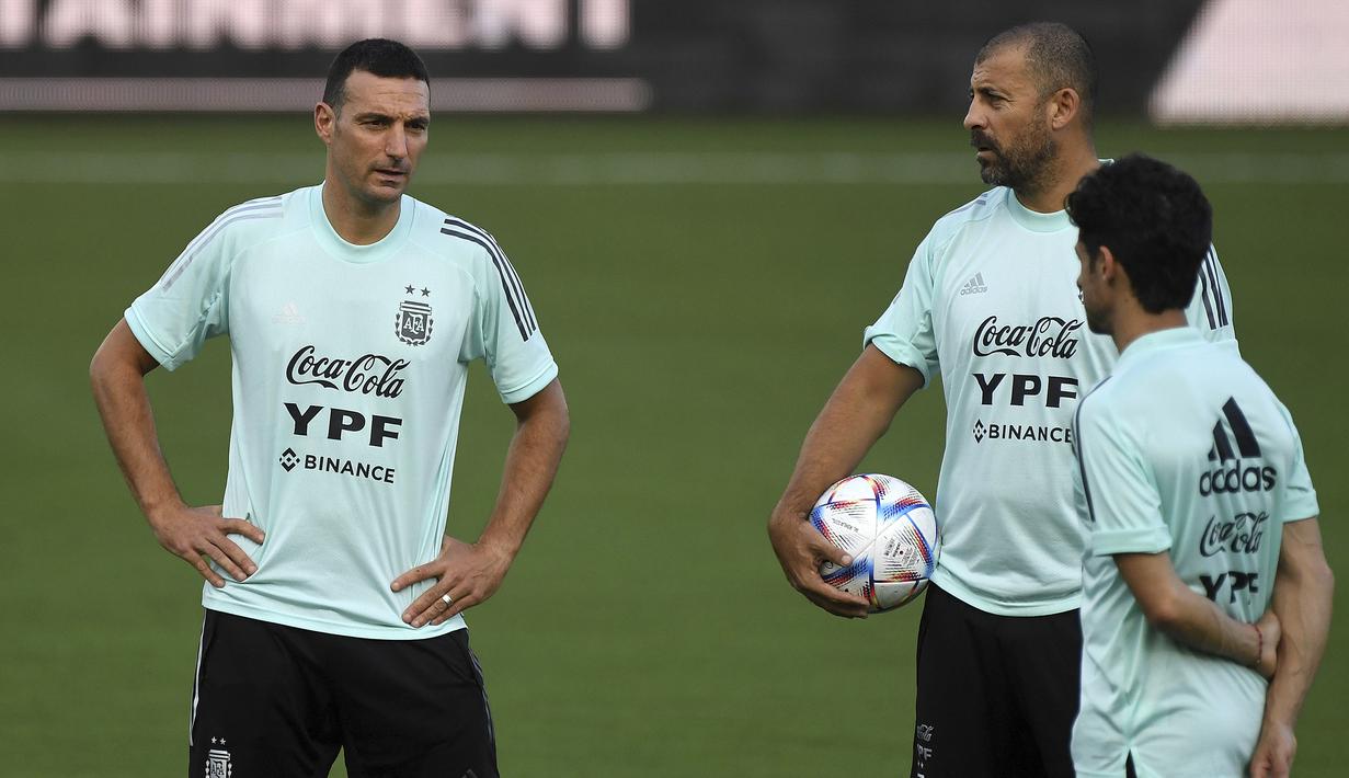 Pelatih Argentina, Lionel Scaloni (kiri) bersama dua asistennya, Walter Samuel dan Pablo Aimar berbincang di sela sesi latihan. Lionel Scaloni menganggap peran Lionel Messi takkkan tergantikan selama ia masih memegang Timnas Argentina. (AP/Michael Laughlin)