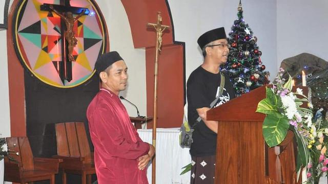 Komunitas Islam di Majenang, Cilacap, memberi ucapan selamat dalam peringatan Kenaikan Isa Almasih di Majenang, Cilacap. (Foto: Liputan6.com/Lesbumi/Muhamad Ridlo)