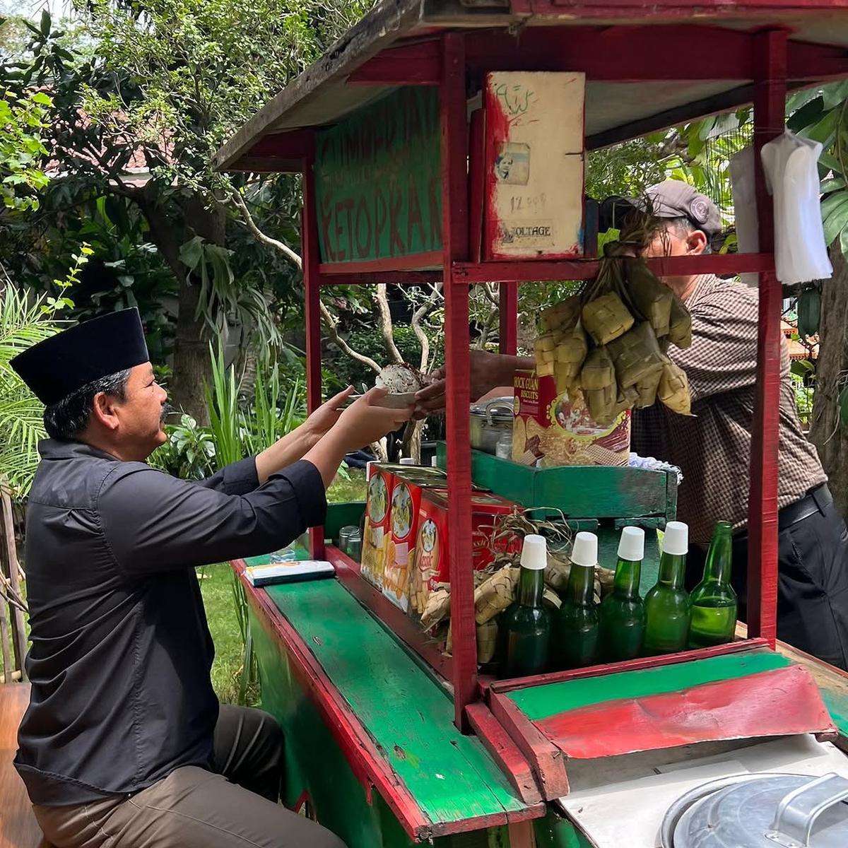 Momen Eks Panglima TNI Didatangi Gerobak Merah