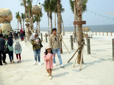 Warga mengunjungi pantai pasir putih dan destinasi kuliner Aloha PIK di kawasan Pantai Pasir Putih, Pantai Indah Kapuk (PIK) 2, Tangerang, Banten, Senin (25/12/2023). Aloha PIK merupakan sebuah destinasi tematik baru yang berlokasi di wilayah PIK 2. (merdeka.com/Arie Basuki)