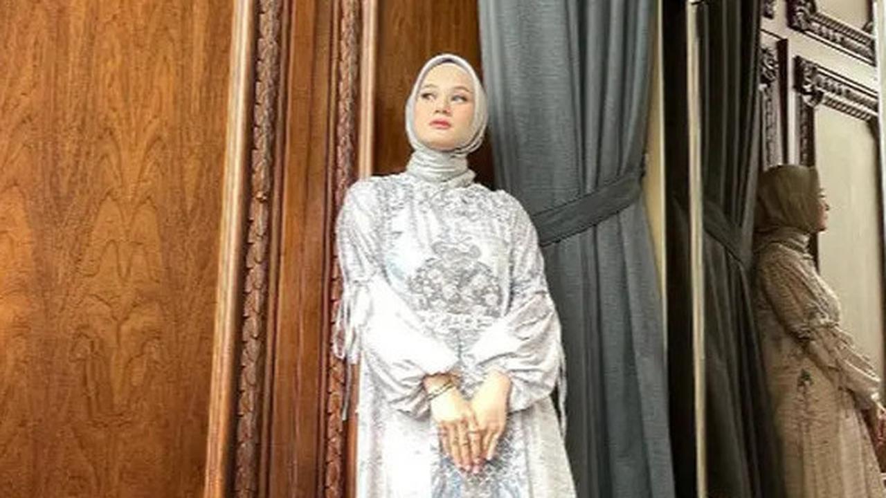 7 Gamis Brokat Warna Pastel Ala Dinda Hauw, Tampil Anggun dan Modis