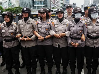 Polisi wanita (polwan) diturunkan untuk mengamankan peringatan Hari Buruh 2019 di kawasan Bundaran HI, Jakarta, Rabu (1/5/2019). Aparat kepolisian menutup Jalan Sudirman, Jakarta Pusat arah Bundaran Hotel Indonesia (HI) atau sebelum Halte Transjakarta Tosari. (Liputan6.com/Johan Tallo)