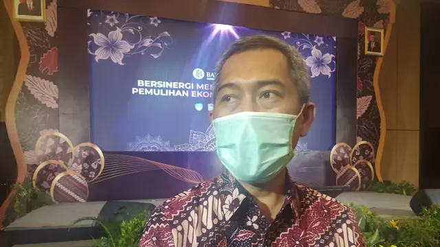 Kepala Bank Indonesia Perwakilan Tasikmalaya Darjana tengah memberikan penjelasannya di depan wartawan, di Tasikmalaya, Jawa Barat.