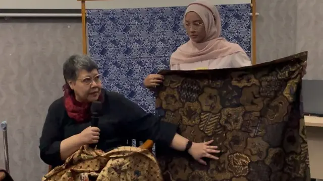 Notty J. Mahdi (kiri), antropolog lulusan UI yang juga periset batik, sedang memberi penjelasan tentang motif sekar jagat yang sedang dibentangkan oleh moderator, Wanda Alifya Tejomoyo (Istimewa)
