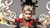 Ternyata Berat Busana Cinta Laura di JFC Mencapai Belasan Kilogram