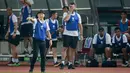 Maka dari itu, Shin Tae-yong dan staf pelatih lainya memakai rompi agar tidak menyaru. (Bola.com/Bagaskara Lazuardi)