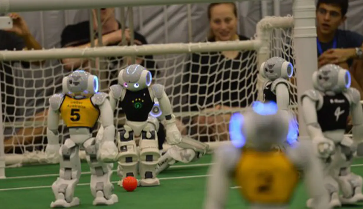 Sejumlah Robot melakukan pertandingan sepak bola di ajang RoboCup 2015 yang digelar di Hefei, provinsi Anhui, Cina (22/7/2015). Salah satu robot terlihat mencoba melewati robot lainnya saat bertanding. (AFP/Stringer)