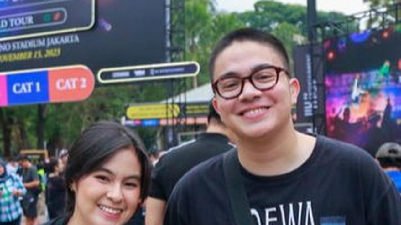 Berikut ini Beberapa Potret Umay Shahab yang nonton Konser Coldplay Pakai Kaos Dewa 19