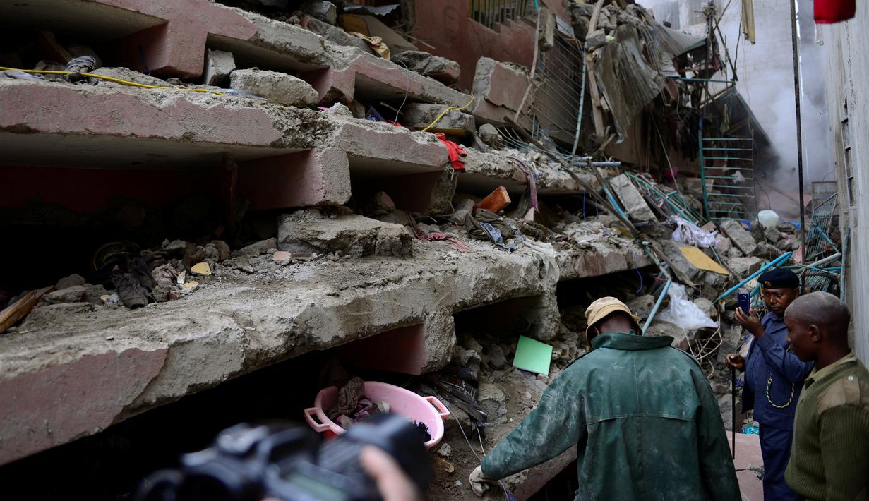 Kondisi bangunan yang ambruk di Nairobi, Kenya (30/4). Diperkirakan ada belasan orang yang tewas dan beberapa orang lainnya masih terperangkap dalam reruntuhan. ( REUTERS/Harman Kariuki)